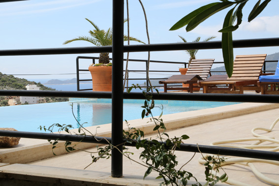 Infinity pool with view on private terrace
